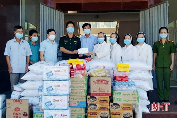 Các chức sắc tôn giáo Hương Sơn ủng hộ hơn 230 triệu đồng phòng chống dịch Covid-19