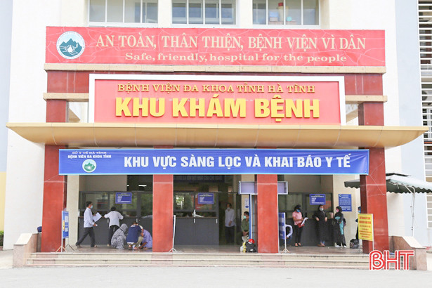 Gần 600 người đến thăm khám tại BVĐK Hà Tĩnh trong sáng đầu tiên mở lại toàn bộ hoạt động