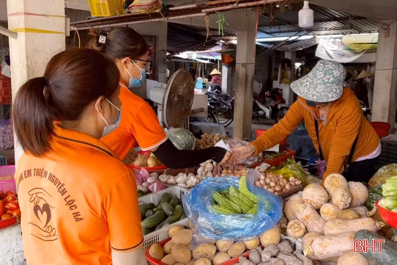 Nhóm bạn trẻ nấu hơn 5.000 suất cơm hỗ trợ các điểm cách ly ở Lộc Hà