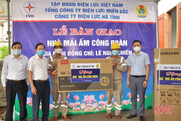 Điện lực Hà Tĩnh bàn giao mái ấm công đoàn cho đoàn viên khó khăn