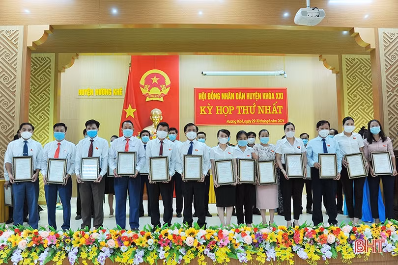 Bí thư Huyện ủy Hương Khê Lê Ngọc Huấn tái cử chức vụ Chủ tịch HĐND huyện