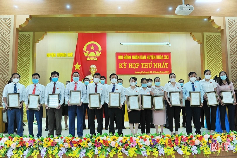 Bí thư Huyện ủy Hương Khê Lê Ngọc Huấn tái cử chức vụ Chủ tịch HĐND huyện