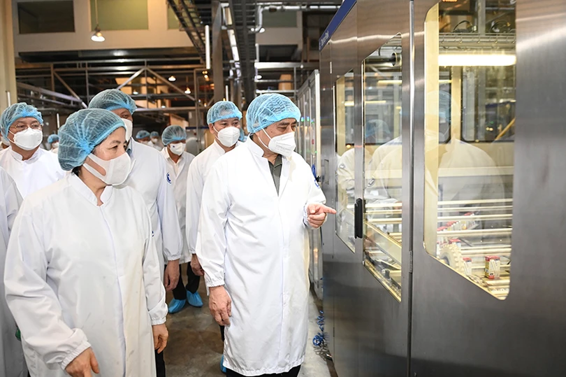 Thủ tướng Chính phủ đánh giá cao mô hình “vừa sản xuất, vừa chiến đấu” khi thăm siêu nhà máy sữa Vinamilk