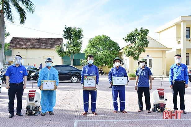 Tỉnh đoàn Hà Tĩnh trao máy phun khử khuẩn, hóa chất, nhu yếu phẩm cho “tâm dịch” Thạch Long