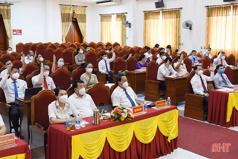 Ông Nguyễn Thế Hoàn được bầu giữ chức Chủ tịch HĐND huyện Lộc Hà