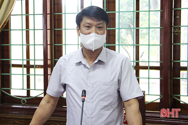 Đức Thọ trao tặng huyện Nam Đàn vật tư y tế phòng, chống dịch Covid-19