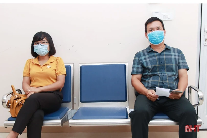 Bệnh viện TTH Hà Tĩnh tiêm vắc-xin phòng Covid-19 cho cán bộ, nhân viên Sở GD&ĐT