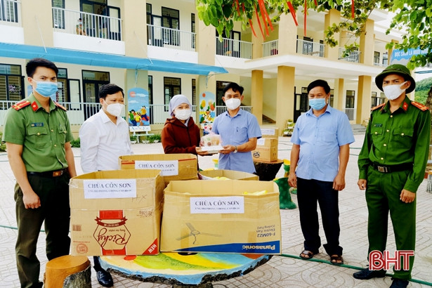 Các chức sắc tôn giáo Hương Sơn ủng hộ hơn 230 triệu đồng phòng chống dịch Covid-19