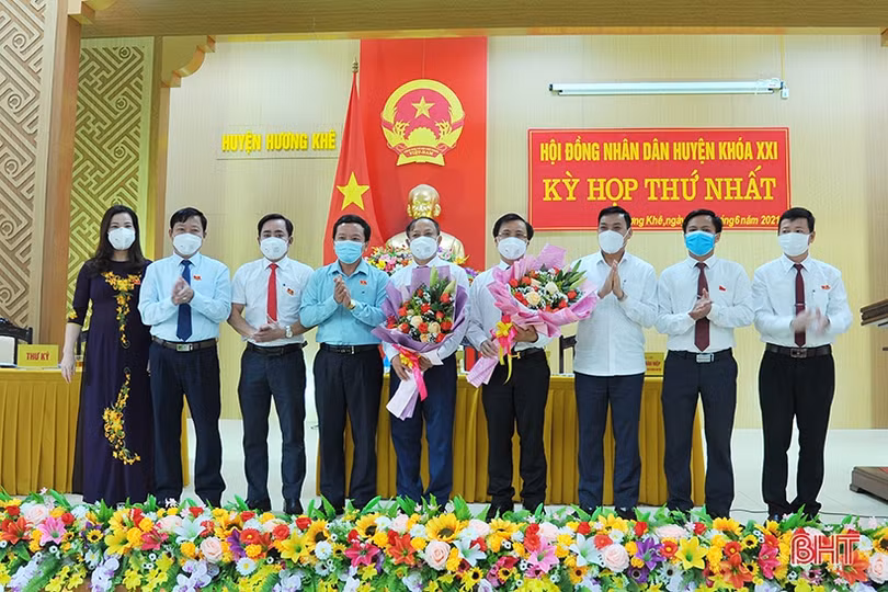 Bí thư Huyện ủy Hương Khê Lê Ngọc Huấn tái cử chức vụ Chủ tịch HĐND huyện