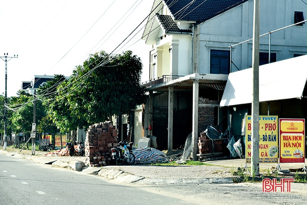 Sau 3 tháng ra quân giải tỏa, tình trạng lấn chiếm hành lang ATGT ở Hồng Lĩnh lại tái diễn