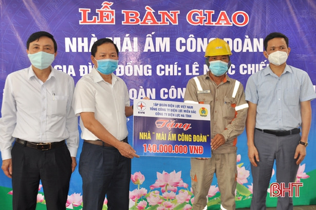 Điện lực Hà Tĩnh bàn giao mái ấm công đoàn cho đoàn viên khó khăn