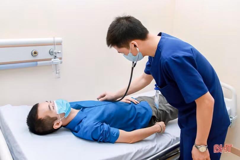 Bệnh viện TTH Hà Tĩnh tiêm vắc-xin phòng Covid-19 cho cán bộ, nhân viên Sở GD&ĐT