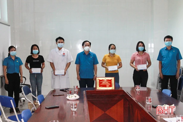 Công đoàn Hà Tĩnh hỗ trợ 383 triệu đồng cho đơn vị tuyến đầu, người lao động bị ảnh hưởng dịch Covid-19