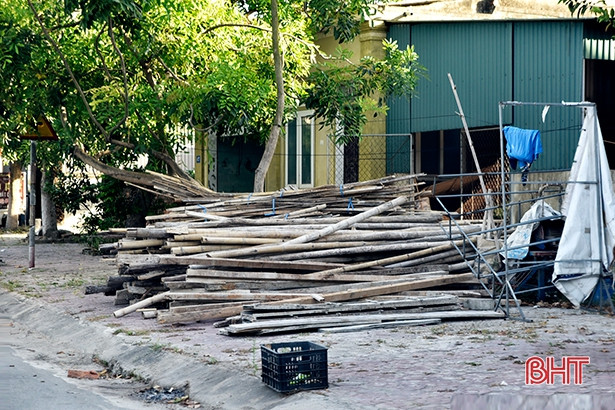 Sau 3 tháng ra quân giải tỏa, tình trạng lấn chiếm hành lang ATGT ở Hồng Lĩnh lại tái diễn