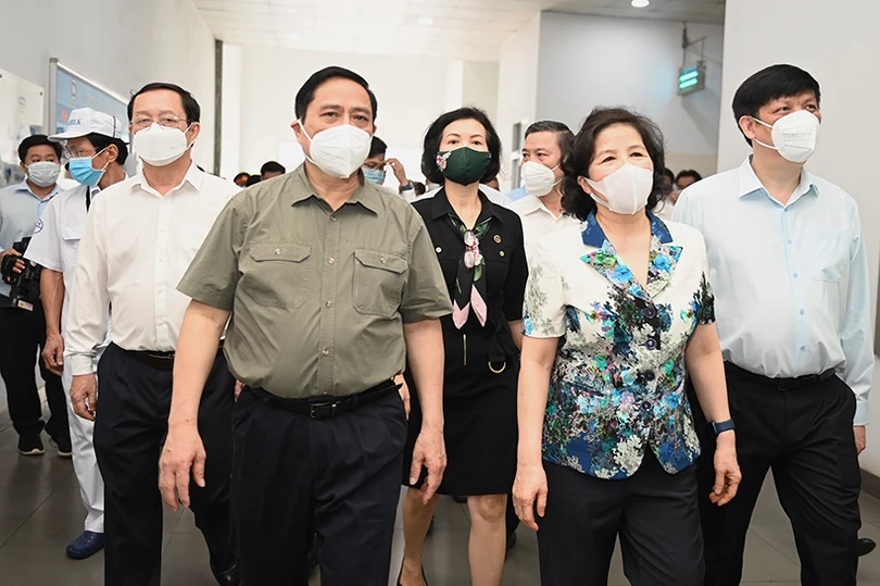Thủ tướng Chính phủ đánh giá cao mô hình “vừa sản xuất, vừa chiến đấu” khi thăm siêu nhà máy sữa Vinamilk