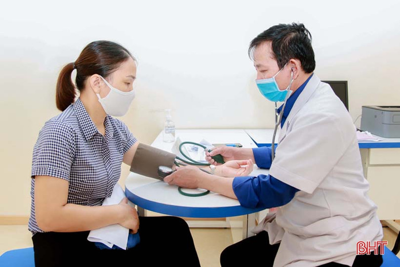 Bệnh viện TTH Hà Tĩnh tiêm vắc-xin phòng Covid-19 cho cán bộ, nhân viên Sở GD&ĐT