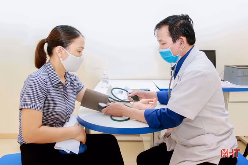 Bệnh viện TTH Hà Tĩnh tiêm vắc-xin phòng Covid-19 cho cán bộ, nhân viên Sở GD&ĐT