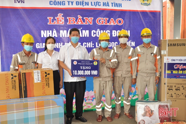 Điện lực Hà Tĩnh bàn giao mái ấm công đoàn cho đoàn viên khó khăn