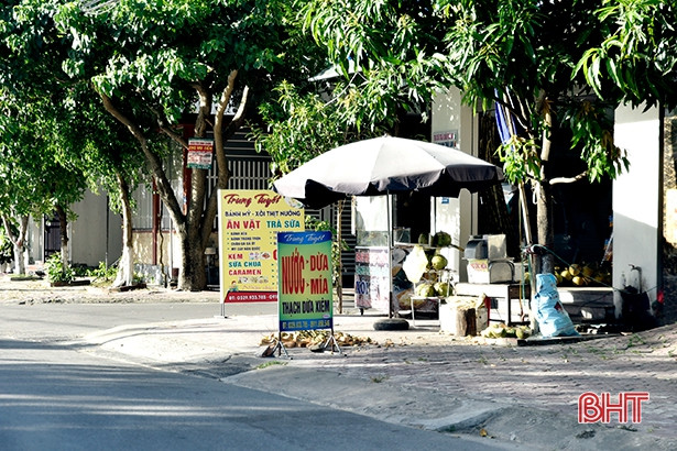 Sau 3 tháng ra quân giải tỏa, tình trạng lấn chiếm hành lang ATGT ở Hồng Lĩnh lại tái diễn