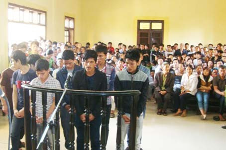 Các đối tượng trước vành móng ngựa tại phiên tòa