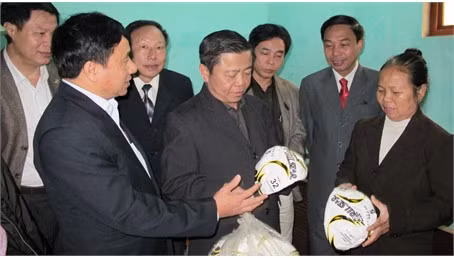 Các đồng chí lãnh đạo tỉnh thăm cơ sở may bóng ở HTX tiểu thủ công nghiệp, dịch vụ thương mại Cẩm Thành