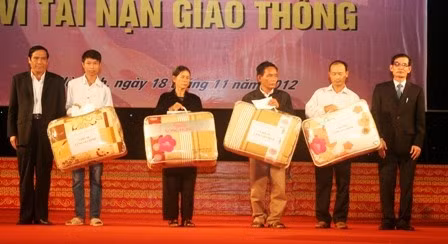 Bí thư tỉnh ủy Nguyễn Thanh Bình và Phó Chủ tịch UBND tỉnh Trần Minh Kỳ trao qua cho thân nhân các gia đình tử nạn vì TNGT