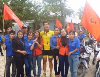 Các bạn trẻ chụp ảnh lưu niệm với thành viên đoàn diễu hành.