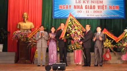 Bí thư Tỉnh ủy Nguyễn Thanh Bình tặng hoa, chúc mừng các thầy cô giáo Trường Đại học Hà Tĩnh nhân Ngày Nhà giáo Việt Nam