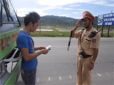 Thực hiện đúng điều lệ giúp CSGT thi hành nhiệm vụ dễ dàng hơn