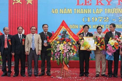Trường THPT Lê Hữu Trác đón nhận Huân chương Lao động hạng Ba nhân dịp kỷ niệm 40 năm.