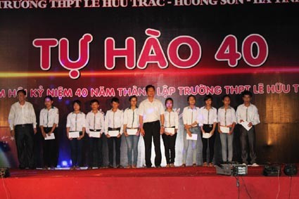 Các học sinh xuất sắc nhận học bổng.