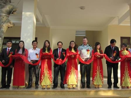 Phó chủ tịch UBND tỉnh Nguyễn Thiện cùng đại diện Văn phòng Hợp tác Quốc phòng, đại sứ Hoa Kỳ cắt băng khánh thành công trình