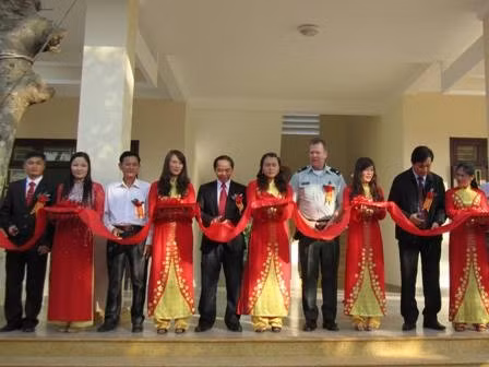 Phó chủ tịch UBND tỉnh Nguyễn Thiện cùng đại diện Văn phòng Hợp tác Quốc phòng, đại sứ Hoa Kỳ cắt băng khánh thành công trình