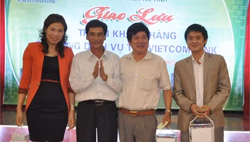 Lãnh đạo Vietcombank Hà Tĩnh trao quà cho các khách hàng trúng thưởng