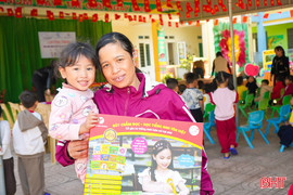 Trao tặng 100 bút chấm đọc tiếng Anh cho trẻ em có hoàn cảnh khó khăn