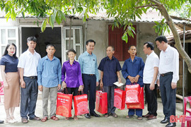 Lãnh đạo Hà Tĩnh thăm hỏi các thương binh, gia đình chính sách dịp 27/7