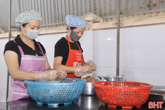 Thời tiết ẩm ương, làm gì để an toàn vệ sinh thực phẩm?