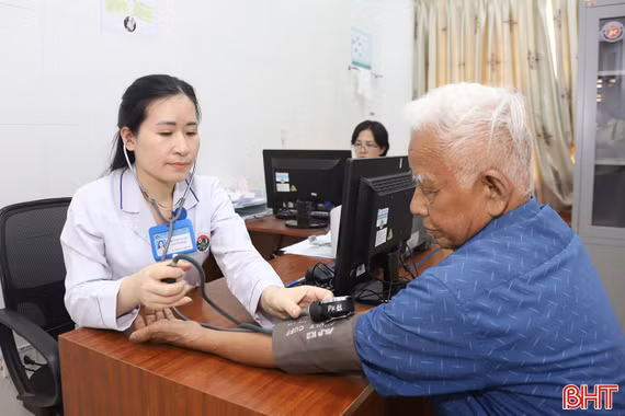 Nắng nóng gần 40 độ C, bác sĩ cảnh báo nguy cơ sốc nhiệt