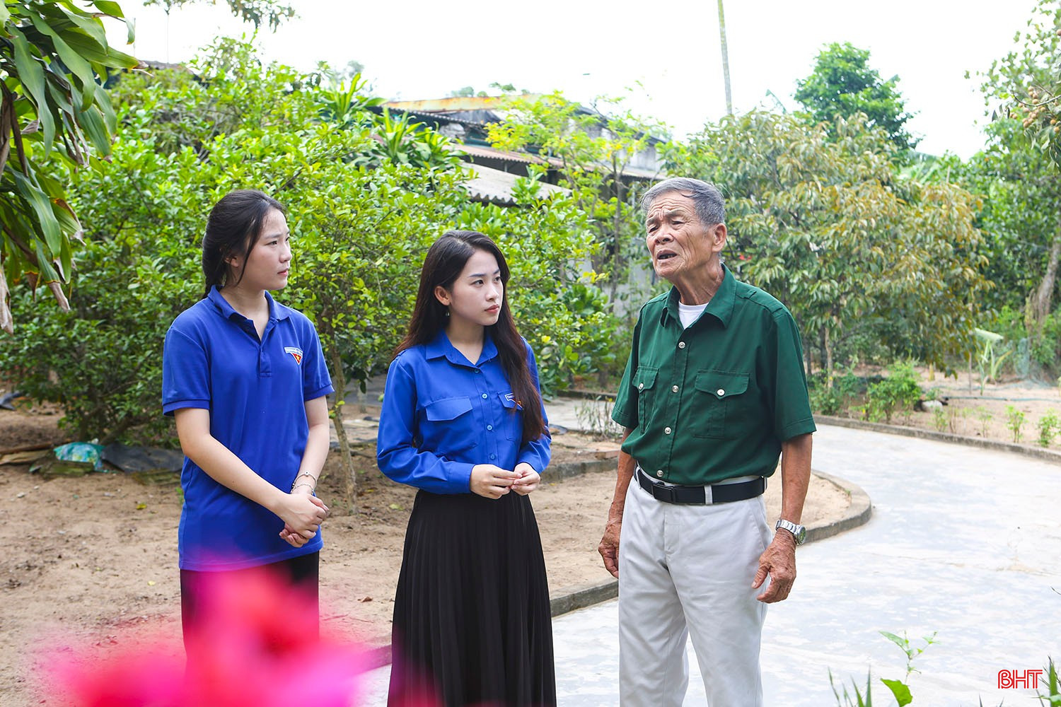 Ông Trần Thanh Tân (anh trai Liệt sỹ Trần Văn Dần) trò chuyện với các ĐVTN về tuổi thơ của 2 anh em tại khu vườn gia đình. bqbht_br_b1.jpg