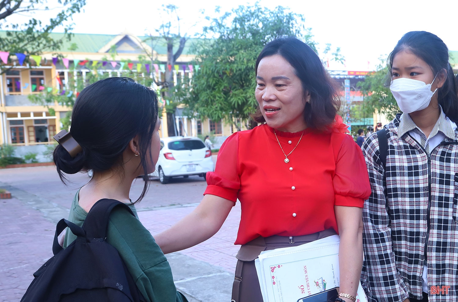 Vinh quang sứ mệnh “trồng người” (bài 2): “Người mẹ” của học sinh ở những vùng khó khăn