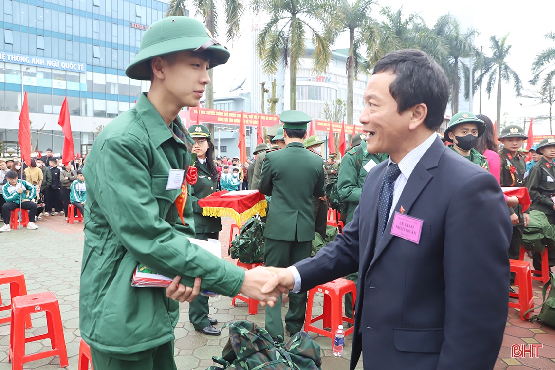 Lãnh đạo Hà Tĩnh, Bộ Quốc phòng dự lễ giao nhận quân tại các địa phương
