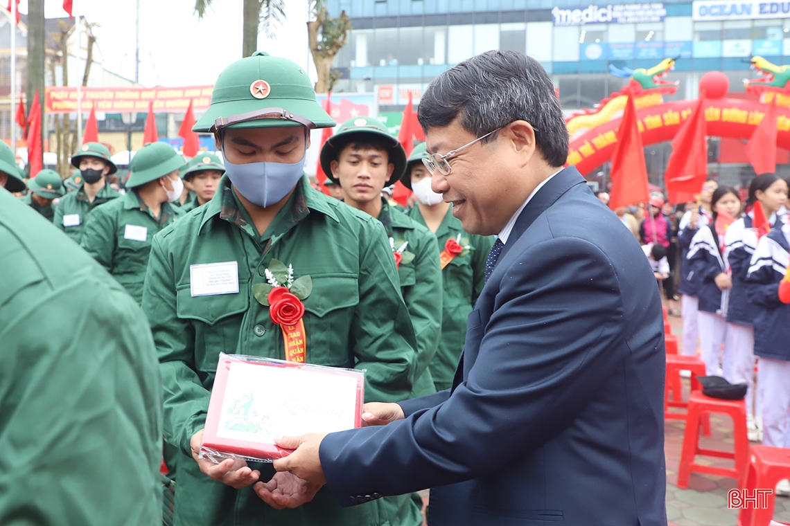 Lãnh đạo Hà Tĩnh, Bộ Quốc phòng dự lễ giao nhận quân tại các địa phương