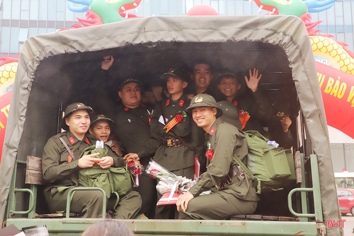 Lãnh đạo Hà Tĩnh, Bộ Quốc phòng dự lễ giao nhận quân tại các địa phương