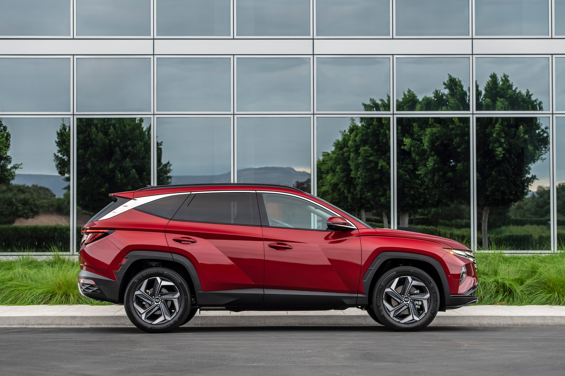 Hyundai Tucson thế hệ mới giá từ 25.000 USD