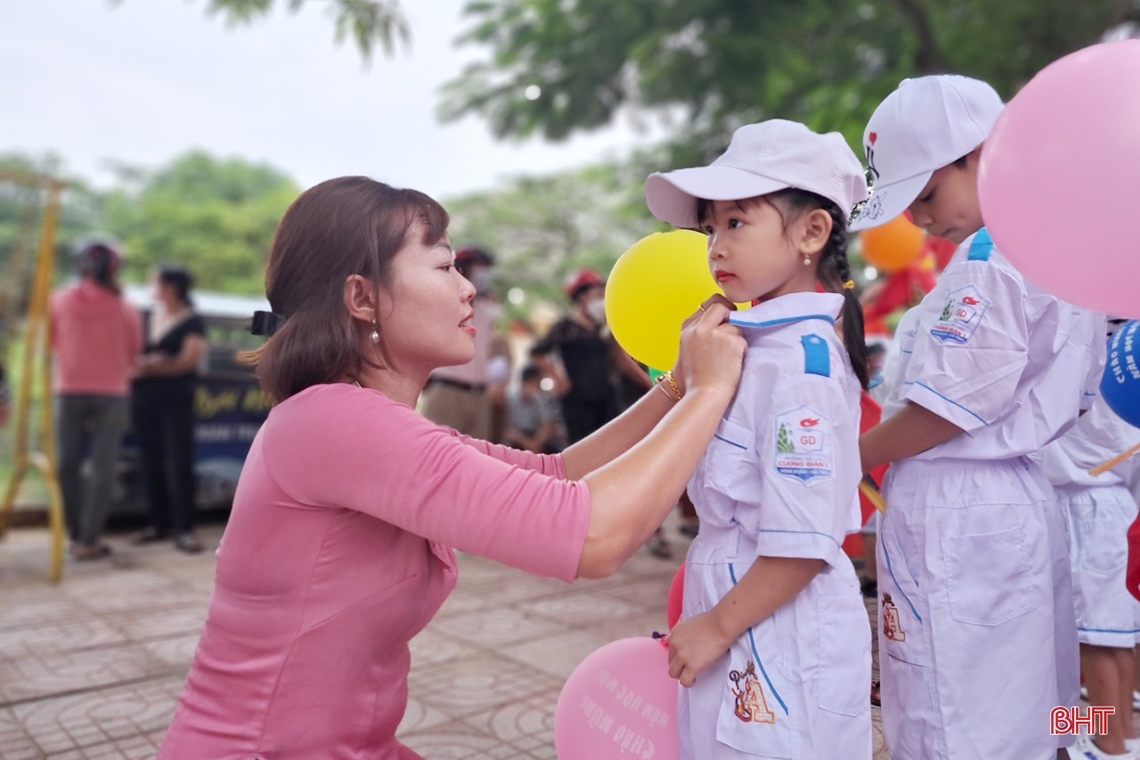 Hơn 350 ngàn giáo viên, học sinh Hà Tĩnh náo nức khai trường