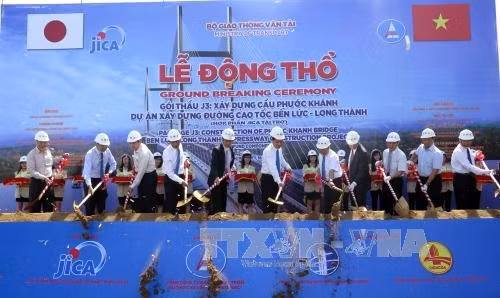 Lễ động thổ gói thầu xây lắp J3 thuộc Dự án xây dựng đường cao tốc Bến Lức - Long Thành. Ảnh: Hoàng Hải - TTXVN