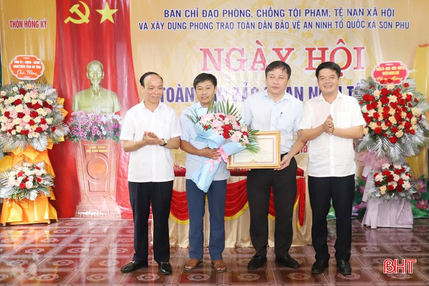 Chủ tịch Ủy ban MTTQ tỉnh Trần Nhật Tân, lãnh đạo huyện Hương Sơn trao bằng khen của UBND tỉnh cho xã Sơn Phú