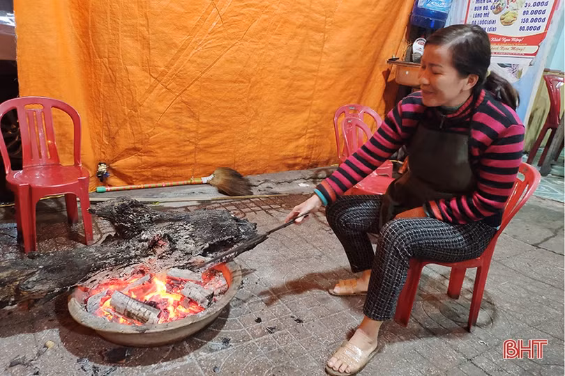 Người Hà Tĩnh co ro, đốt lửa sưởi ấm trên phố đêm giá rét 10 độ C