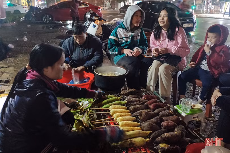Người Hà Tĩnh co ro, đốt lửa sưởi ấm trên phố đêm giá rét 10 độ C