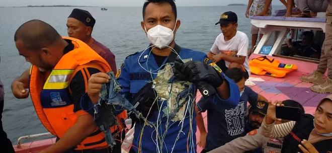 Nhiều mảnh vỡ nghi của máy bay Indonesia rơi được tìm thấy trên biển